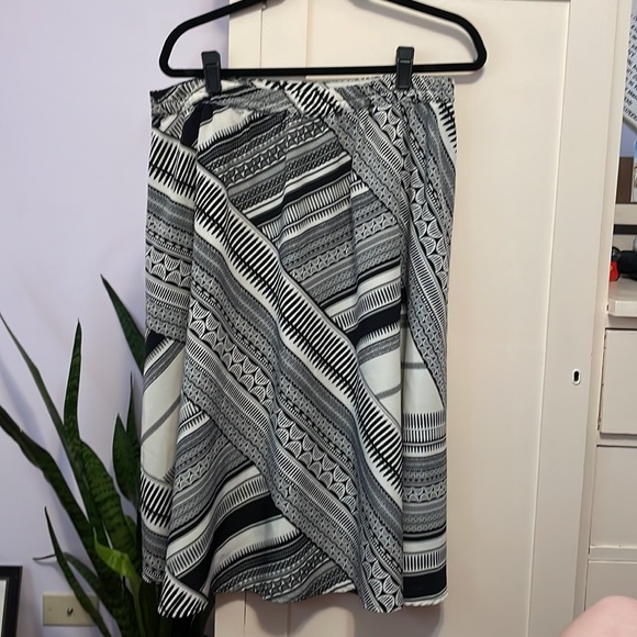 Old Navy Flare Work Skirt - Picture 2 of 4